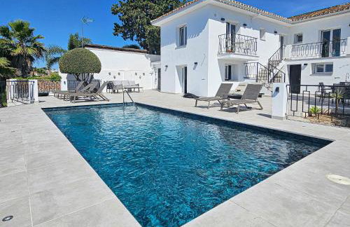 Villa with private pool & outdoor kitchen - Photo 2