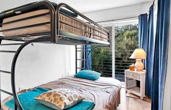 Upcycled Shipping Containers Transformed into a Glamping Home for a Unique Florida Vacation - Foto 9