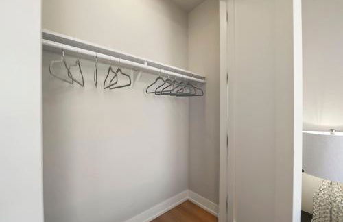 Modern Condo by Med District with Parking & Laundry - Foto 35