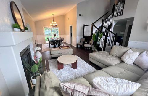 Bright & Spacious 5BR Modern Vacation Home - Near Disneyland & Beaches - Photo 8