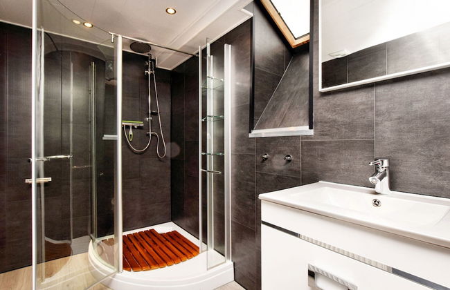 Modern Family Home With Wellness - Photo 23