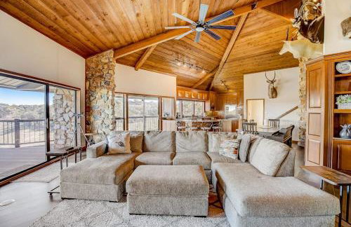 Stunning Lakefront Home with 2 Patios, Chef's Kitchen, & Lake Access - Foto 6