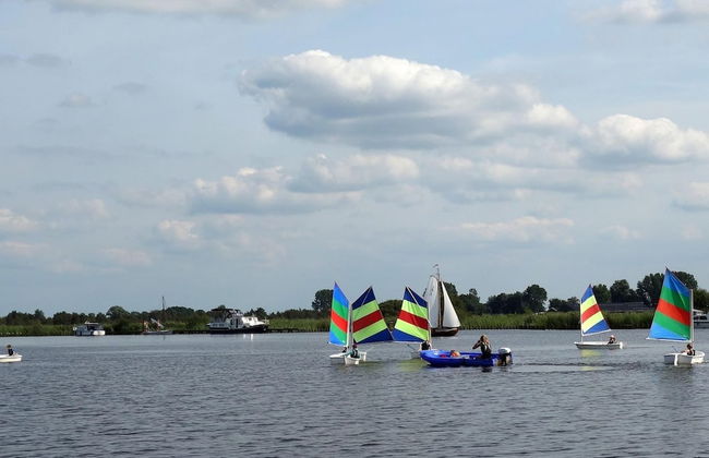 Cozy Chalet Right on the Water in Friesland - Foto 16