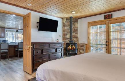 Pinetree Place by Avantstay Group Cabin w/ Hot Tub Minutes to the Lake - Photo 42