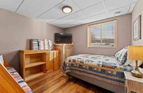 Spacious 4BR Cabin • Sleeps 12 • Games •Near Dells - Foto 22