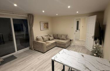 New 2-bed 2-bath detached flat with garden - Photo 16