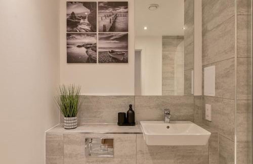 Luxury Apartment-Free Parking-Central Location-Close To Airport, Station & Centre - Foto 26