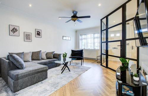 The Iver - 3BR - Spacious House - Free Parking - Photo 3