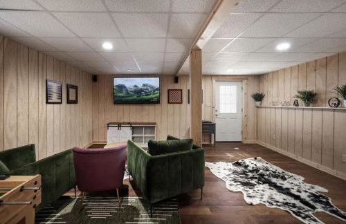 Cozy cabin w hot tub fire pit & ski access - Foto 39