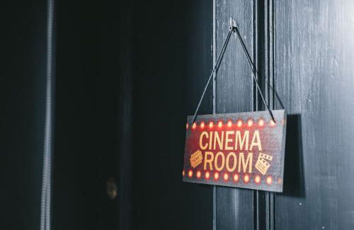 Large 7 Bedroom House for Families and Work Crews Hot Tub Parking Wi-Fi sleeps 17 - Foto 48