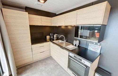 Chalet de Standing 6 Pers. à Jullouville - Piscine Chauffée, Plage à Proximité, Wi-Fi Inclus - FR-1-361-536 - Foto 2