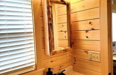 2 Bedroom Log Cabin on Lake James with Loft- Private Resort Amenities - Foto 11