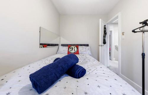 The Lumos House - 4 Bed Home w Parking near Harry Potter Studios - Foto 11