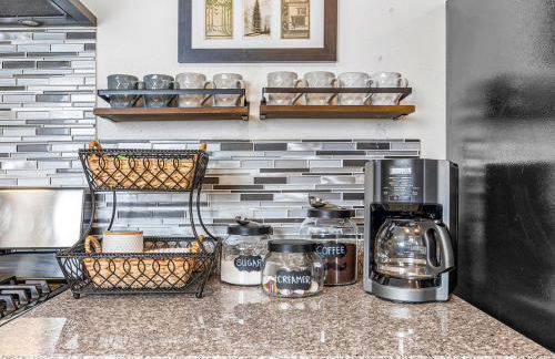 Modern home near UVU and BYU with hot tub and mountain views - Foto 40