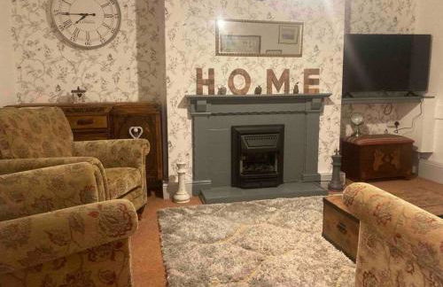 Quaint Cottage main street Llandeilo - Photo 16