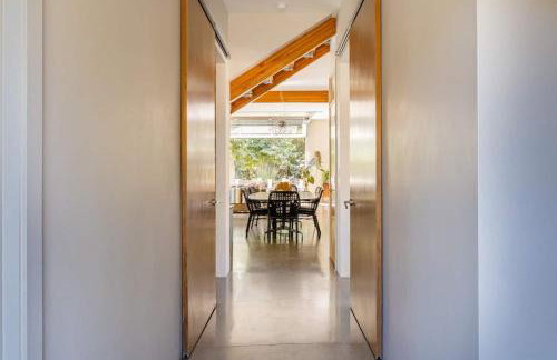 Mid Century Modern Family Home On 25 Acres! - Foto 20