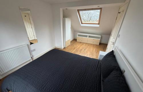 Entire 2 Bed House in London Area - Parking - Sleeps 5 - Foto 17