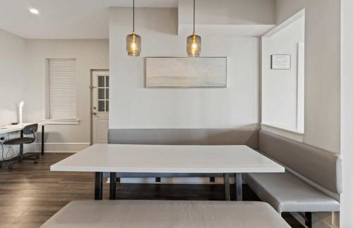 Luxurious 8BR Beach Duplex w Ocean Views - Photo 53