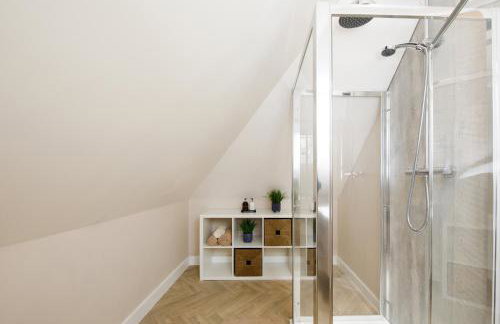 " Orchard Croft Lodge ", New Property, DOG FRIENDLY, Ideal for all Goodwood Events, 5 Minutes from Southend Barns, 9 Minutes From Sandy West Wittering Beach, 2 Bathrooms, Can Sleep 8 On Request, ' Starlink ' Wi-Fi & Sky Sports, Zip & Link Super-King beds - Foto 36