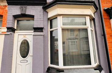 Modern 3 Bed Home Central Location free WiFi Netflix and street parking - Foto 7