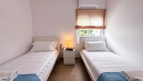 109 - Beachside Renovated 1BR apt 5 min from Beach - Photo 2