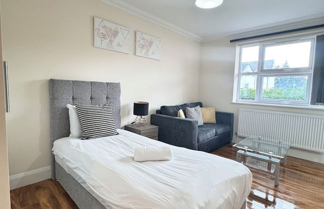 Stay Near Heathrow! Pristine, Convenient & Only 5 Mins to the Terminals - Photo 2