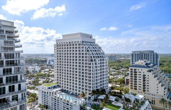 Elegant Beachfront Condo: Your Perfect Getaway! - Photo 31