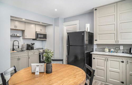 Completely Remodeled Walking Distance to Downtown Close to the Beach Downstairs Washer Dryer - Foto 31