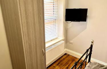 FRESH Flat in Leek, Staffordshire - Photo 25
