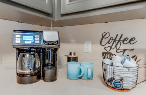 Lakefront Retreat with Views and Decks and Fire Pit - Foto 15