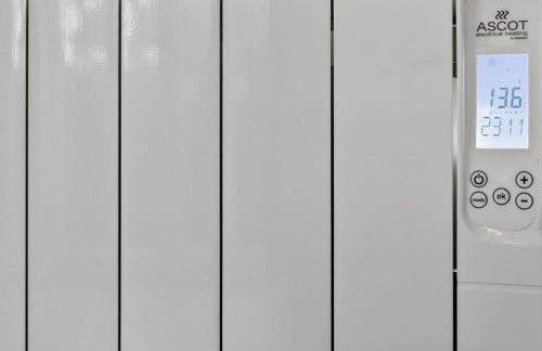 City Centre 2BR Apt with Balcony Access and Free Parking - Foto 29