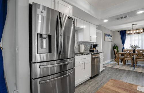 Luxe by Jenn - 3BR Retreat with Heated Pool - Photo 25