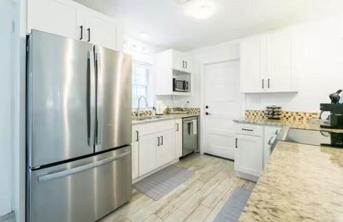 Hot Tub 5 min to beach King Bed - Foto 7