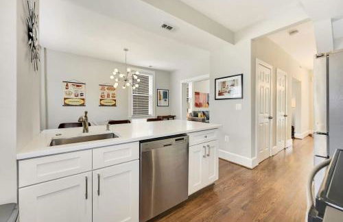 Massive Mid-Century Marvel 5 Bedrooms and Parking - Foto 6