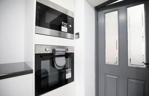 Dixon House, Sleeps 6, Free Parking, Long or Short Stays - by NMB Property - Photo 19