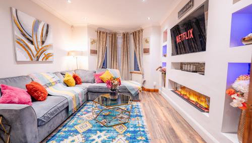 4BR 2Bath Home -Hot Tub, Free Parking & Games Room - Foto 2