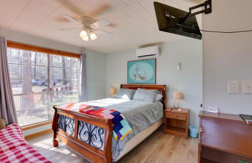 Great for Fishing! Lakefront Studio in Hemphill - Photo 3