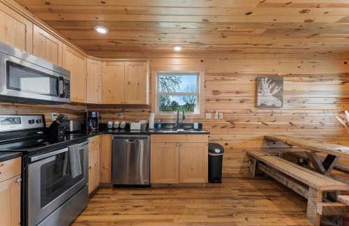 Cabin 1 - Peaceful Cabin Near River with Fire Pit and Hot Tub - Foto 16