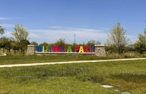 Lake Front Home, around 15 minutes drive to AT&T and Epic Water - Foto 26