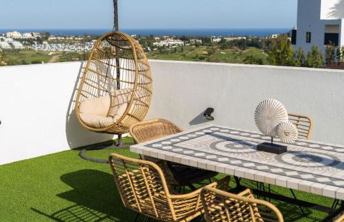 Serene hideaway, luxurious 2-bedroom penthouse apartment in the exclusive Paraíso Pueblo - Photo 33