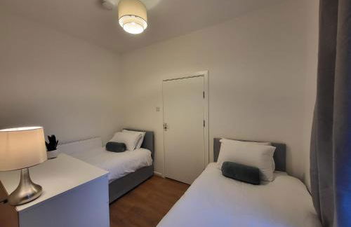 Central 5BR Retreat - Walk to Tube, Explore London - Photo 16