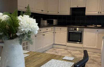 Spacious 3 Bed Apartment In Central Horsham - Photo 2