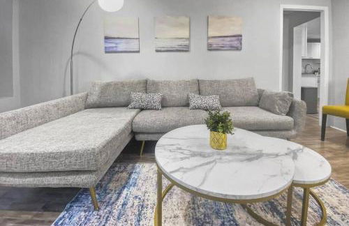 Bright 2BR Apartment in Stamford - Photo 6