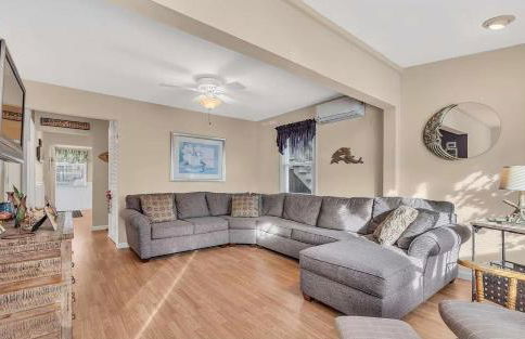 Seaside Getaway! 3 Blocks to Beach with Washer-Dryer - Foto 6