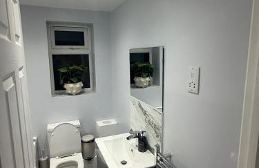 New 2-bed 2-bath detached flat with garden - Photo 3