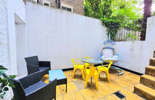 Spacious & Cosy 2 Bedroom Home plus 2 Sofa-beds with Private Entrance and Back Patio, 3 min walk to Earl's Court Station - Photo 5