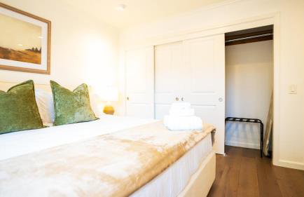 Grand Lux 4BR Prime Location & Serene Yard - Foto 39