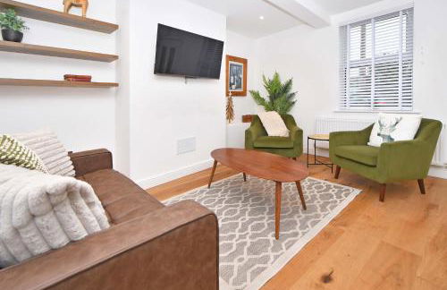 Chapel House by YourStays - Two bed cottage in Market Town of Sandbach, high end finish - Photo 7