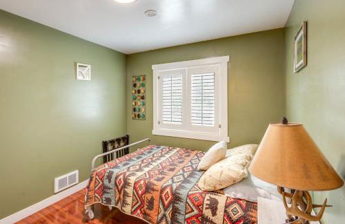 Deck with Hot Tub Ashton Cozy Cub Cabin - Foto 20