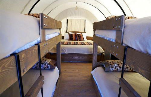 Oklahoma Glamping in this Wonderful Covered Wagon for Family Vacations near Oklahoma City - Foto 4